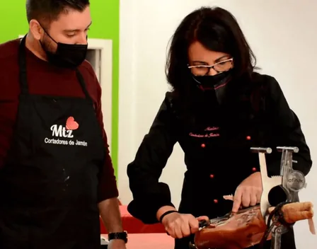 Club-Jamón | Esperanza Mtz | Maestros Cortadores de Jamón - Eventos - Formación - Catering – catering en Santomera (foto 10 de 10)